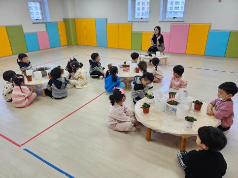 2025학년도 2학년 생태체험학습 1차 '딸기 모종 심기'